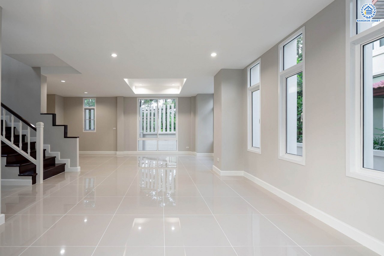 บ้านมือสองตกแต่งใหม่ โครงการ ธนาสิริ รัตนาธิเบศร์ เนื้อที่ 54.7 ตร.ว. ดีไซน์ตอบทุกไลฟ์สไตล์ ฟังก์ชัน 3 ห้องนอน 3 ห้องน้ำ จอดรถได้ 1 คัน บนทำเลติดถนนรัตนาธิเบศร์ เชื่อมต่อหลายเส้นทาง ใกล้รถไฟฟ้าสายสีม่วง "สถานีบางรักใหญ่" และจุดขึ้นทางด่วน "ศรีรัช"